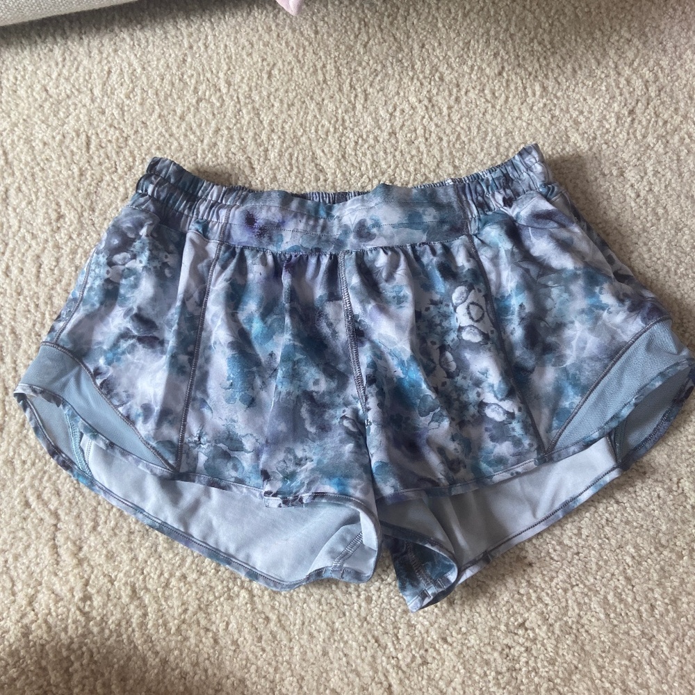 Lululemon Hotty Hot 2.5 Shorts (Size 8)